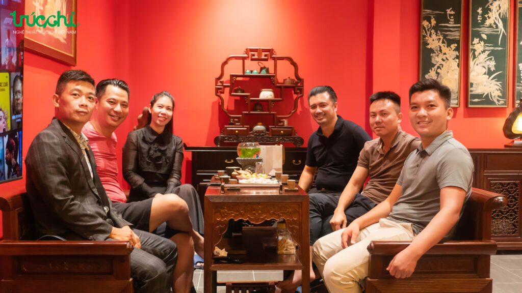 Khach tham quan khong gian Truc Chi Ha Noi 14