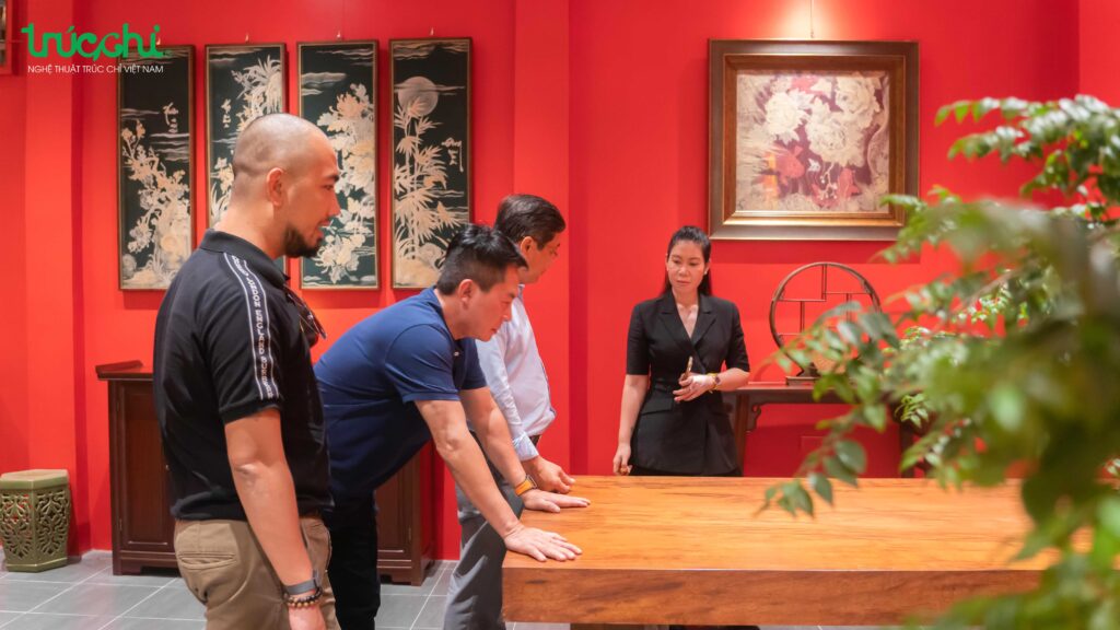 Khach tham quan khong gian Truc Chi Ha Noi 31
