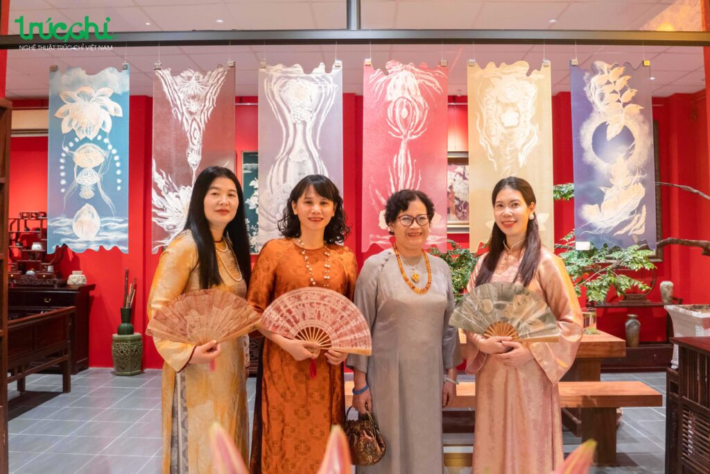 Khach tham quan khong gian Truc Chi Ha Noi 37