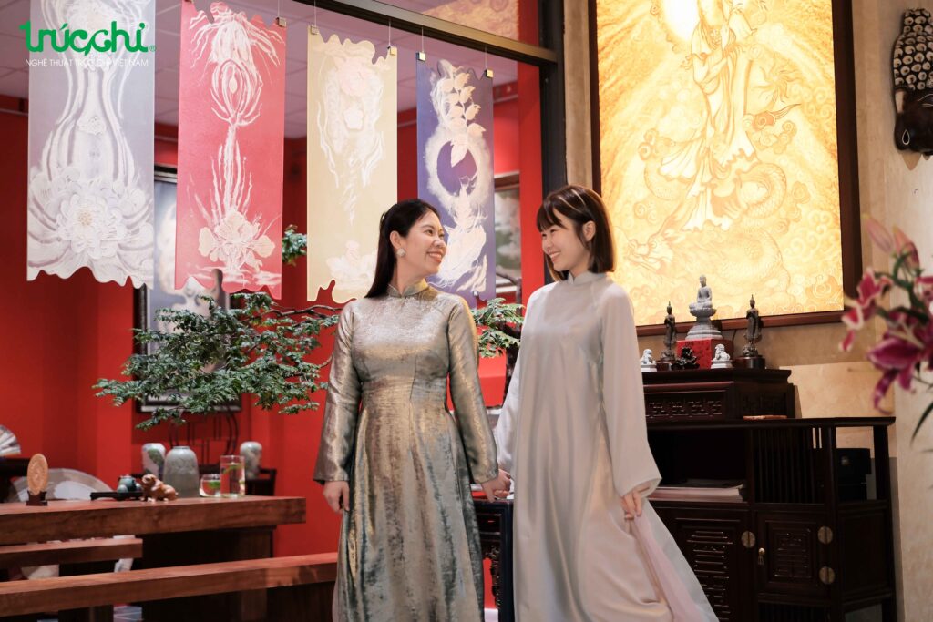 Khach tham quan khong gian Truc Chi Ha Noi 40